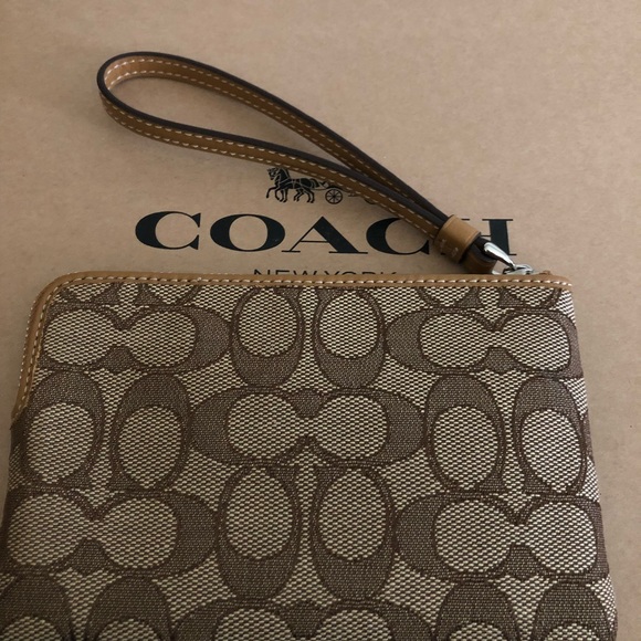 Authentic Coach Signature Khaki/Cherries Wristlet - Picture 5 of 7